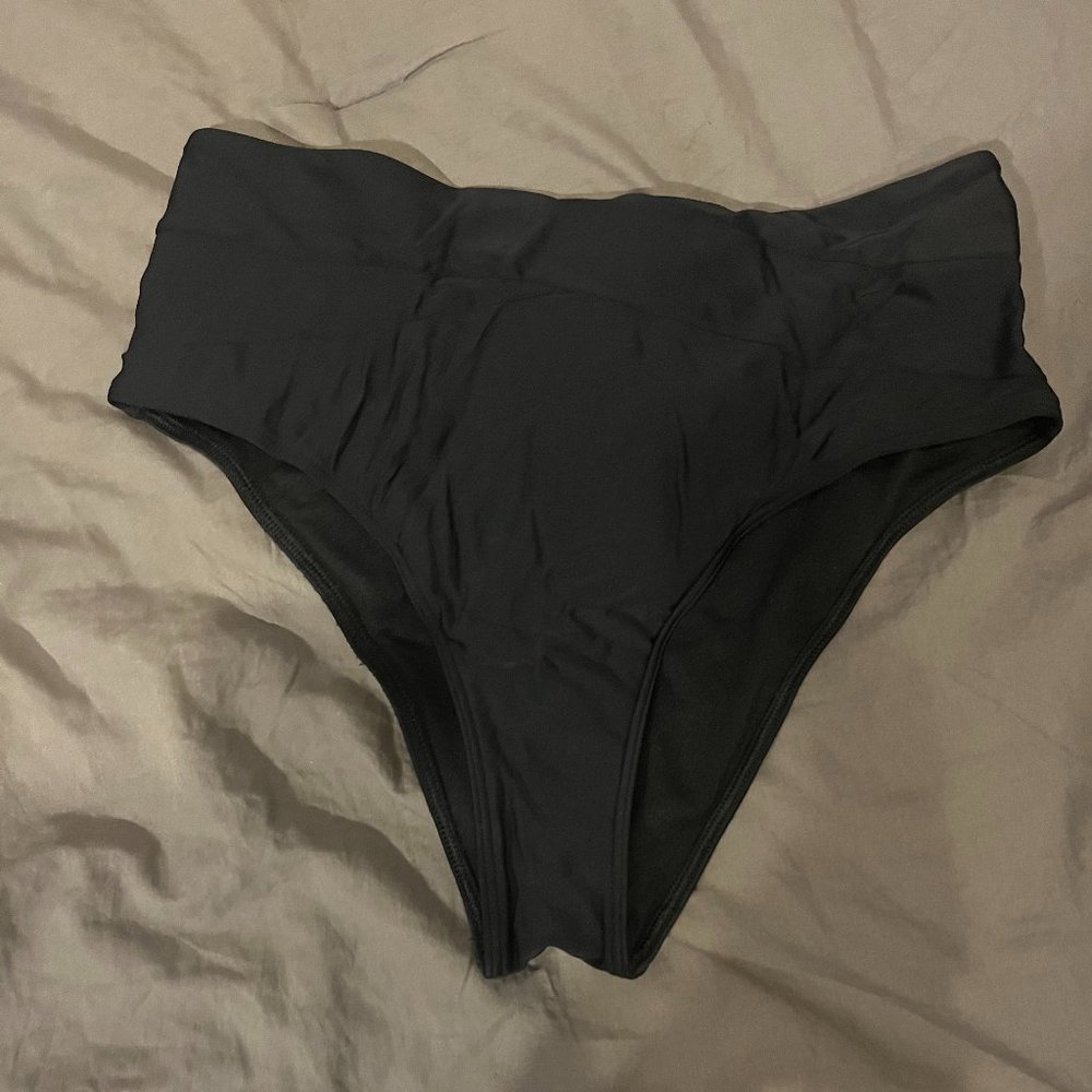 Hollister Black High-Wasted bottoms